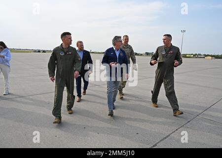 Von links nach rechts Oberst Mitch Johnson, 119. Flügelkommandant, Jace Beehler, Büro des Stabschefs des Gouverneurs von North Dakota, Regierung. Doug Burgum, North Dakota, Generalmajor Al Dohrmann, Adjutant General in North Dakota, Und Oberst Ryan Ayers, der Befehlshaber der 119. Operations Group, bespricht die Fähigkeiten der Einheiten, während sie auf der Fluglinie während einer Update- und Vertrautstreckenführung für den Gouverneur an der North Dakota Air National Guard Base, Fargo, North Dakota, 14. September 2022, laufen. Stockfoto