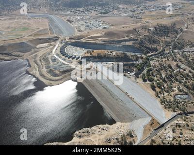 Eine Luftaufnahme des Isabella Dam Safety Modification Project in Lake Isabella, Kalifornien, 14. September 2022. Von oben nach unten zeigt diese Ansicht den Hilfsdamm, das Labyrinth-Wehr und den Notauslauf, den Dienstauslauf und den Hauptdamm in südöstlicher Richtung. Die Besatzungen des US Army Corps of Engineers Sacramento District nähern sich dem Abschluss der Bauarbeiten an dem Projekt, das darauf ausgelegt ist, das Hochwasserrisiko für nachgelagerte Gemeinden einschließlich Bakersfield zu verringern. Stockfoto