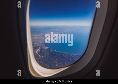 Luftaufnahme vom Flugzeugfenster mit Antalya Stadt in der Türkei Stockfoto