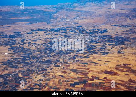 Blick vom Flugzeugfenster Morphou Stadt, Türkischer Guzelyurt unter der de facto Kontrolle von Nordzypern in Zypern Stockfoto