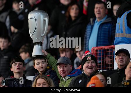 Ein junger Fan hält beim Emirates FA Cup in der vierten Runde des Spiels Wrexham gegen Sheffield United am Racecourse Ground, Wrexham, Großbritannien, 29. Januar 2023 eine Nachbildung des FA Cup (Foto: Steve Flynn/News Images). Stockfoto