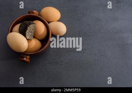 Trüffelei mit einer Knollenmelanosporum-Wintertrüffel Stockfoto