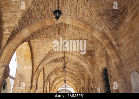 Arkaden der Kirche des Heiligen Lazarus in der Altstadt von Larnaca, Zypern Inselland Stockfoto