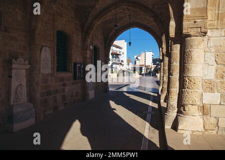 Arkaden der Kirche des Heiligen Lazarus in der Altstadt von Larnaca, Zypern Inselland Stockfoto