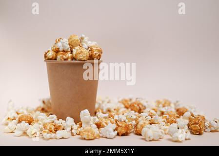 Mischen Sie Popcorn in einem Pappbecher (Karamell und gesalzenes Popcorn).
