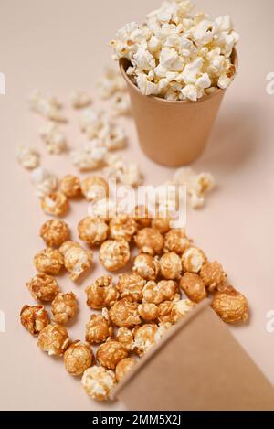 Zwei Arten Popcorn in zwei Pappbechern. Сaramel und gesalzenes Popcorn. Geringe Schärfentiefe, Draufsicht. Stockfoto