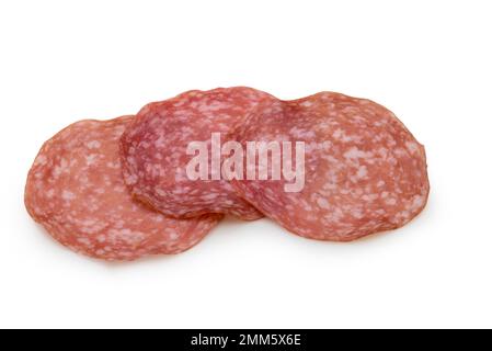Italienische Salami-Scheiben isoliert auf weiß, Draufsicht, Clipping-Pfad Stockfoto