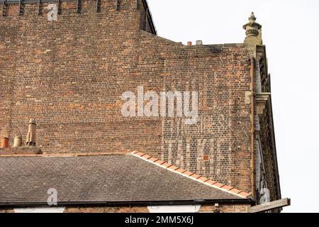 „Ghost sign“ für das Stoll Picture House, an der Seite des Tyne Theatre, Newcastle Upon Tyne, Großbritannien - alte Werbung für das „Tyneside's Talkie“-Kino. Stockfoto