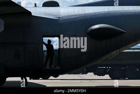 Airmen betanken einen EC-130H-Kompassruf der 55. Electronic Combat Group auf dem Luftwaffenstützpunkt Davis-Monthan, Arizona, 14. September 2022. Das 55. EKG ist für den Betrieb und die Aufrechterhaltung der einzigen luftgestützten elektronischen Angriffsmission der Air Force zuständig. Stockfoto