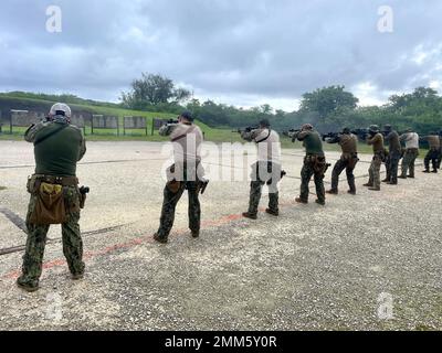 SANTA RITA, Guam (Sept 14, 2022) Segler und Marineinfanteristen, die der Maritime Expeditionary Security Group (Mesg) zugewiesen wurden 1 Ablösung Guam schießt während eines Kleinwaffentrainings, das von der Mesg-1 Training Evaluation Unit in Santa Rita, Guam, 14. September 2022, durchgeführt wird. Stockfoto