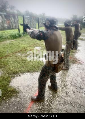 SANTA RITA, Guam (Sept 14, 2022) Segler und Marineinfanteristen, die der Maritime Expeditionary Security Group (Mesg) zugewiesen wurden 1 Ablösung Guam schießt während eines Kleinwaffentrainings, das von der Mesg-1 Training Evaluation Unit in Santa Rita, Guam, 14. September 2022, durchgeführt wird. Stockfoto