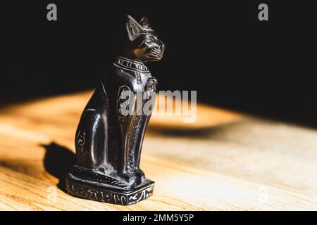 Ägyptische schwarze Bastet-Katzenstatue in der Nachmittagssonne Stockfoto