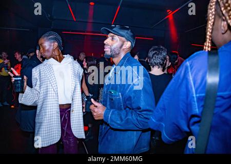 JW Anderson Party Milano Fashion Week Herren 23 Möchten Sie Ihre JW Anderson Party mit Stil feiern? Stockfoto