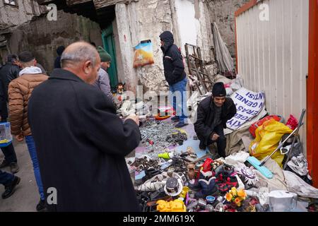 Ankara, Türkei. 29. Januar 2023. Leute, die auf dem Flohmarkt einkaufen. Der Flohmarkt, der an den Wochenenden auf dem Ankara-Ulus-Platz aufgebaut wird, wurde in den letzten Monaten aufgrund der hohen Inflation in der Türkei von mehr Menschen besucht. Die vom Statistikinstitut der Türkei (TUIK) angekündigte Inflationsrate von 64% wird von vielen unabhängigen Wirtschaftsverbänden als höher eingeschätzt. Kredit: SOPA Images Limited/Alamy Live News Stockfoto