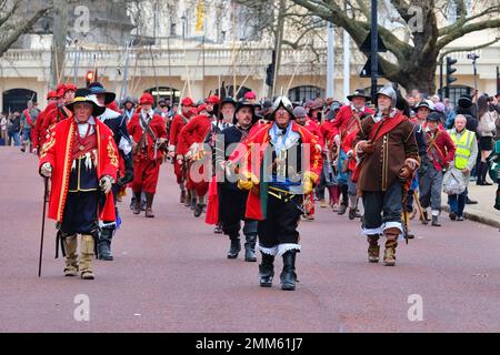 London, Großbritannien. 29. Januar 2023. Die King's Army of the English Civil war Society (ECWS) marschiert zur Horse Guards Parade zu einer Gedenkveranstaltung für König Karl I., der am 30. Januar 1649 hingerichtet wurde. Historische Nachstellungen nahmen an der 51. Parade in diesem Jahr Teil, bei der ihm im Banketthaus ein Kranz in Erinnerung gebracht wurde. Kredit: Elfte Stunde Fotografie/Alamy Live News Stockfoto