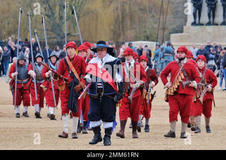 London, Großbritannien. 29. Januar 2023. Die Königsarmee der englischen Bürgerkriegsgesellschaft (ECWS) gedenkt König Karl I., der am 30. Januar 1649 hingerichtet wurde. Historische Nachstellungen und Freiwillige marschierten in diesem Jahr bei der Parade von 51., und im Banketthaus wurde Charles ein Kranz in Andenken gelegt. Kredit: Elfte Stunde Fotografie/Alamy Live News Stockfoto