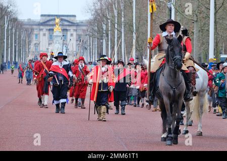 London, Großbritannien. 29. Januar 2023. Die King's Army of the English Civil war Society (ECWS) marschiert zur Horse Guards Parade zu einer Gedenkveranstaltung für König Karl I., der am 30. Januar 1649 hingerichtet wurde. Historische Nachstellungen nahmen an der 51. Parade in diesem Jahr Teil, bei der ihm im Banketthaus ein Kranz in Erinnerung gebracht wurde. Kredit: Elfte Stunde Fotografie/Alamy Live News Stockfoto