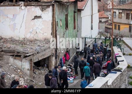 Ankara, Türkei. 29. Januar 2023. Leute, die auf dem Flohmarkt einkaufen. Der Flohmarkt, der an den Wochenenden auf dem Ankara-Ulus-Platz aufgebaut wird, wurde in den letzten Monaten aufgrund der hohen Inflation in der Türkei von mehr Menschen besucht. Die vom Statistikinstitut der Türkei (TUIK) angekündigte Inflationsrate von 64% wird von vielen unabhängigen Wirtschaftsverbänden als höher eingeschätzt. Kredit: SOPA Images Limited/Alamy Live News Stockfoto