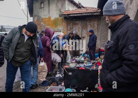 Ankara, Türkei. 29. Januar 2023. Leute, die auf dem Flohmarkt einkaufen. Der Flohmarkt, der an den Wochenenden auf dem Ankara-Ulus-Platz aufgebaut wird, wurde in den letzten Monaten aufgrund der hohen Inflation in der Türkei von mehr Menschen besucht. Die vom Statistikinstitut der Türkei (TUIK) angekündigte Inflationsrate von 64% wird von vielen unabhängigen Wirtschaftsverbänden als höher eingeschätzt. Kredit: SOPA Images Limited/Alamy Live News Stockfoto