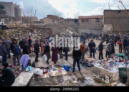 Ankara, Türkei. 29. Januar 2023. Leute, die auf dem Flohmarkt einkaufen. Der Flohmarkt, der an den Wochenenden auf dem Ankara-Ulus-Platz aufgebaut wird, wurde in den letzten Monaten aufgrund der hohen Inflation in der Türkei von mehr Menschen besucht. Die vom Statistikinstitut der Türkei (TUIK) angekündigte Inflationsrate von 64% wird von vielen unabhängigen Wirtschaftsverbänden als höher eingeschätzt. Kredit: SOPA Images Limited/Alamy Live News Stockfoto