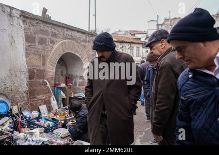 Ankara, Türkei. 29. Januar 2023. Leute, die auf dem Flohmarkt einkaufen. Der Flohmarkt, der an den Wochenenden auf dem Ankara-Ulus-Platz aufgebaut wird, wurde in den letzten Monaten aufgrund der hohen Inflation in der Türkei von mehr Menschen besucht. Die vom Statistikinstitut der Türkei (TUIK) angekündigte Inflationsrate von 64% wird von vielen unabhängigen Wirtschaftsverbänden als höher eingeschätzt. Kredit: SOPA Images Limited/Alamy Live News Stockfoto