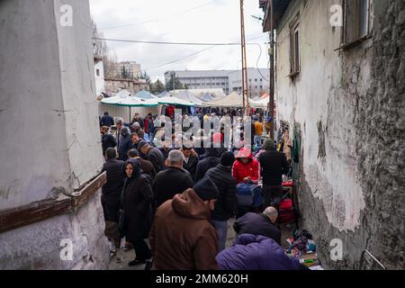 Ankara, Türkei. 29. Januar 2023. Leute, die auf dem Flohmarkt einkaufen. Der Flohmarkt, der an den Wochenenden auf dem Ankara-Ulus-Platz aufgebaut wird, wurde in den letzten Monaten aufgrund der hohen Inflation in der Türkei von mehr Menschen besucht. Die vom Statistikinstitut der Türkei (TUIK) angekündigte Inflationsrate von 64% wird von vielen unabhängigen Wirtschaftsverbänden als höher eingeschätzt. Kredit: SOPA Images Limited/Alamy Live News Stockfoto