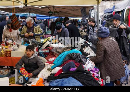 Ankara, Türkei. 29. Januar 2023. Leute, die auf dem Flohmarkt einkaufen. Der Flohmarkt, der an den Wochenenden auf dem Ankara-Ulus-Platz aufgebaut wird, wurde in den letzten Monaten aufgrund der hohen Inflation in der Türkei von mehr Menschen besucht. Die vom Statistikinstitut der Türkei (TUIK) angekündigte Inflationsrate von 64% wird von vielen unabhängigen Wirtschaftsverbänden als höher eingeschätzt. Kredit: SOPA Images Limited/Alamy Live News Stockfoto