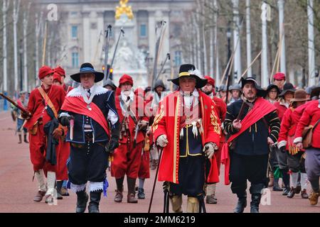 London, Großbritannien. 29. Januar 2023. Die King's Army of the English Civil war Society (ECWS) marschiert zur Horse Guards Parade zu einer Gedenkveranstaltung für König Karl I., der am 30. Januar 1649 hingerichtet wurde. Historische Nachstellungen nahmen an der 51. Parade in diesem Jahr Teil, bei der ihm im Banketthaus ein Kranz in Erinnerung gebracht wurde. Kredit: Elfte Stunde Fotografie/Alamy Live News Stockfoto