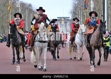 London, Großbritannien. 29. Januar 2023. Die King's Army of the English Civil war Society (ECWS) marschiert zur Horse Guards Parade zu einer Gedenkveranstaltung für König Karl I., der am 30. Januar 1649 hingerichtet wurde. Historische Nachstellungen nahmen an der 51. Parade in diesem Jahr Teil, bei der ihm im Banketthaus ein Kranz in Erinnerung gebracht wurde. Kredit: Elfte Stunde Fotografie/Alamy Live News Stockfoto