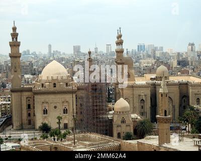 Kairo, Ägypten, Januar 7 2023: Sultan Hassan und Al Rifa'i Moscheen in der Altstadt von Kairo Citadel Square, sehr berühmte islamische Moscheen in Ägypten und sehr clos Stockfoto