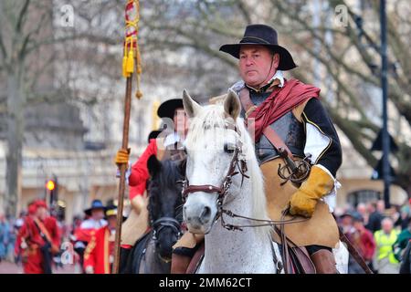 London, Großbritannien. 29. Januar 2023. Die Königsarmee der englischen Bürgerkriegsgesellschaft (ECWS) gedenkt König Karl I., der am 30. Januar 1649 hingerichtet wurde. Historische Nachstellungen und Freiwillige marschierten in diesem Jahr bei der Parade von 51., und im Banketthaus wurde Charles ein Kranz in Andenken gelegt. Kredit: Elfte Stunde Fotografie/Alamy Live News Stockfoto