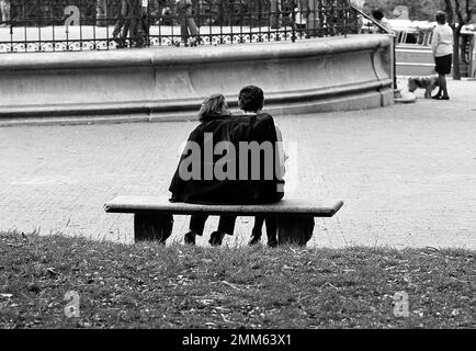 Ein Paar sitzt auf einer Bank im Barrancas de Belgrano Public Park, Buenos Aires, Argentinien Stockfoto