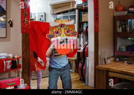 Zwei Kinder führen zum Mondneujahr einen chinesischen Löwentanz auf Stockfoto