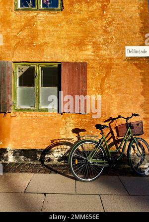 Fahrrad gegen die Wand des Nyboder-Viertels Stockfoto