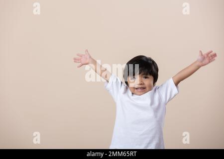 Glücklicher mexikanischer kleiner Junge, Arme weit offen Stockfoto