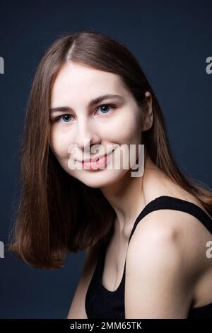Portrait einer jungen selbstbewussten, glücklichen Frau im Studio Stockfoto
