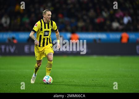 Leverkusen, Deutschland. 29. Januar 2023. Fußball: Bundesliga, Bayer Leverkusen - Borussia Dortmund, Spieltag 18 in der BayArena, Dortmunds Marius Wolf in Aktion. WICHTIGER HINWEIS: Gemäß den Anforderungen der DFL Deutsche Fußball Liga und des DFB Deutscher Fußball-Bund ist es verboten, im Stadion aufgenommene Fotos und/oder das Spiel in Form von Sequenzbildern und/oder videoähnlichen Fotoserien zu verwenden oder verwenden zu lassen. Kredit: Marius Becker/dpa/Alamy Live News Stockfoto