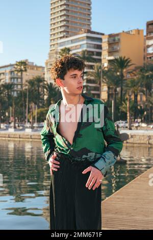 Stilvoller Jugendlicher posiert in einem Stadthafen Stockfoto