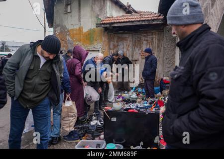 Ankara, Türkei. 29. Januar 2023. Leute, die auf dem Flohmarkt einkaufen. Der Flohmarkt, der an den Wochenenden auf dem Ankara-Ulus-Platz aufgebaut wird, wurde in den letzten Monaten aufgrund der hohen Inflation in der Türkei von mehr Menschen besucht. Die vom Statistikinstitut der Türkei (TUIK) angekündigte Inflationsrate von 64% wird von vielen unabhängigen Wirtschaftsverbänden als höher eingeschätzt. (Foto: Tunahan Turhan/SOPA Images/Sipa USA) Guthaben: SIPA USA/Alamy Live News Stockfoto