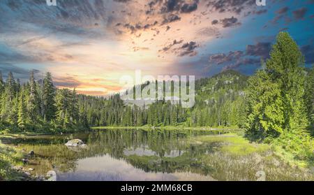 Wunderschöne Natur, erstaunlich bunte Wolken Stockfoto