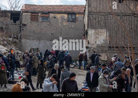 Ankara, Türkei. 29. Januar 2023. Leute, die auf dem Flohmarkt einkaufen. Der Flohmarkt, der an den Wochenenden auf dem Ankara-Ulus-Platz aufgebaut wird, wurde in den letzten Monaten aufgrund der hohen Inflation in der Türkei von mehr Menschen besucht. Die vom Statistikinstitut der Türkei (TUIK) angekündigte Inflationsrate von 64% wird von vielen unabhängigen Wirtschaftsverbänden als höher eingeschätzt. (Foto: Tunahan Turhan/SOPA Images/Sipa USA) Guthaben: SIPA USA/Alamy Live News Stockfoto