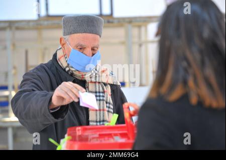 La Marsa, Tunis, Tunesien. 29. Januar 2023. Beschreibung: Die Tunesier geben ihre Stimme in einem Wahllokal während der zweiten Runde der Parlamentswahlen in Marsa am 29. Januar 2023 in Tunis, Tunesien, ab. (Kreditbild: © Chohei Mahjoub/ZUMA Press Wire) NUR REDAKTIONELLE VERWENDUNG! Nicht für den kommerziellen GEBRAUCH! Kredit: ZUMA Press, Inc./Alamy Live News Stockfoto