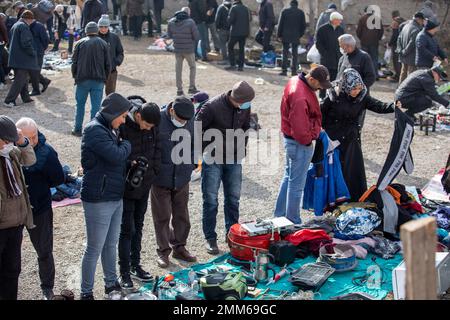 Ankara, Türkei. 29. Januar 2023. Leute, die auf dem Flohmarkt einkaufen. Der Flohmarkt, der an den Wochenenden auf dem Ankara-Ulus-Platz aufgebaut wird, wurde in den letzten Monaten aufgrund der hohen Inflation in der Türkei von mehr Menschen besucht. Die vom Statistikinstitut der Türkei (TUIK) angekündigte Inflationsrate von 64% wird von vielen unabhängigen Wirtschaftsverbänden als höher eingeschätzt. (Foto: Tunahan Turhan/SOPA Images/Sipa USA) Guthaben: SIPA USA/Alamy Live News Stockfoto