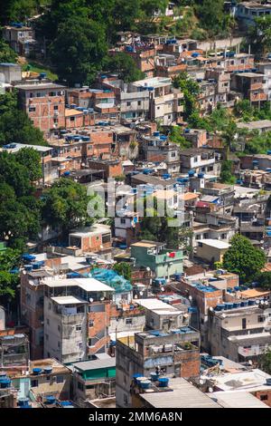 Wunderschöne Aussicht auf die armen Favela Häuser auf der Hügelseite Stockfoto