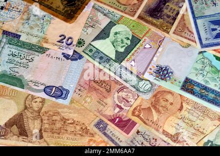 Verschiedene alte Bargeld-Banknoten aus verschiedenen Ländern der Welt, ein Haufen verschiedener Währungen, ein Haufen alter Retro-Scheine unterschiedlicher Herkunft Stockfoto