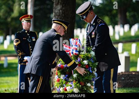 Generalmajor der US-Armee John H. Phillips, militärischer Stellvertreter des stellvertretenden Stabschefs, G-6, United States Army Reserve, nimmt an einer Zeremonie der Heereszüge der Streitkräfte mit voller Ehre in der Gedenkstätte von Präsident William H. Taft in Abschnitt 30, Arlington National Cemetery, Arlington, Virginia, Teil. 2022. die Zeremonie zur Kranzniederlegung wurde anlässlich des 165. Geburtstags von Taft abgehalten und von Karen Durham-Aguilera, Exekutivdirektorin der Army National Military Cemeteries, geleitet. US Army, USA, anc, arlington National Cemetery, Stockfoto