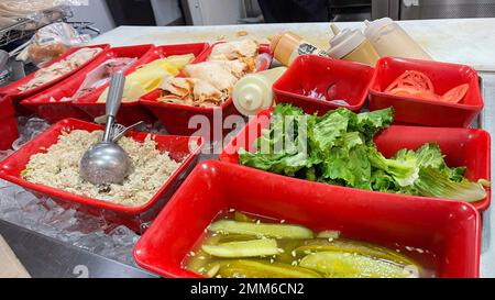 Cafeteria Salatbar Obst gesunde Pizza und Fleisch Stockfoto