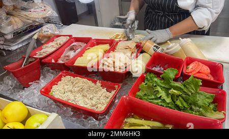 Cafeteria Salatbar Obst gesunde Pizza und Fleisch Stockfoto