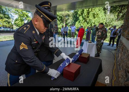 US Army Sgt. Bless E. Sherrill, links, Headquarters and Headquarters Company, 44. Infantry Brigade Combat Team, setzt eine amerikanische Flagge vor einer Urne, die die Kremains eines Veteranen während des SPC enthält. William J. Doyle, 104. Brigadeingenieur Bataillon, beide mit der New Jersey Army National Guard, steht während der New Jersey Mission of Honor (NJMOH) Zeremonie 38. auf dem Brigadier General William C. Doyle Veterans Memorial Cemetery in Wrightstown, New Jersey, 15. September 2022, zur Aufmerksamkeit. Die Kremains der Veteranen der US-Armee des Ersten Weltkriegs, Verna W. Hanway und Hans Lauritson; US-Ar Stockfoto