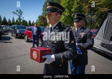 SPC der US-Armee. William J. Doyle, links, Brigadeingenieur-Bataillon 104., trägt eine Urne, die die Kremains eines Veteranen enthält, während Sgt. Bless E. Sherrill, Headquarters and Headquarters Company, 44. Infantry Brigade Combat Team, beide mit der New Jersey Army National Guard, trägt eine amerikanische Flagge während der New Jersey Mission of Honor (NJMOH) Zeremonie 38. auf dem Brigadier General William C. Doyle Veterans Memorial Cemetery in Wrightstown, New Jersey, September 15, 2022. Die Kremains der Veteranen der US-Armee im Ersten Weltkrieg, Verna W. Hanway und Hans Lauritson; John Count der Veteranen der US-Armee im Zweiten Weltkrieg Stockfoto